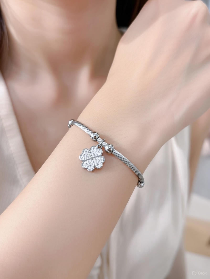 Escrava Trevo brilhante